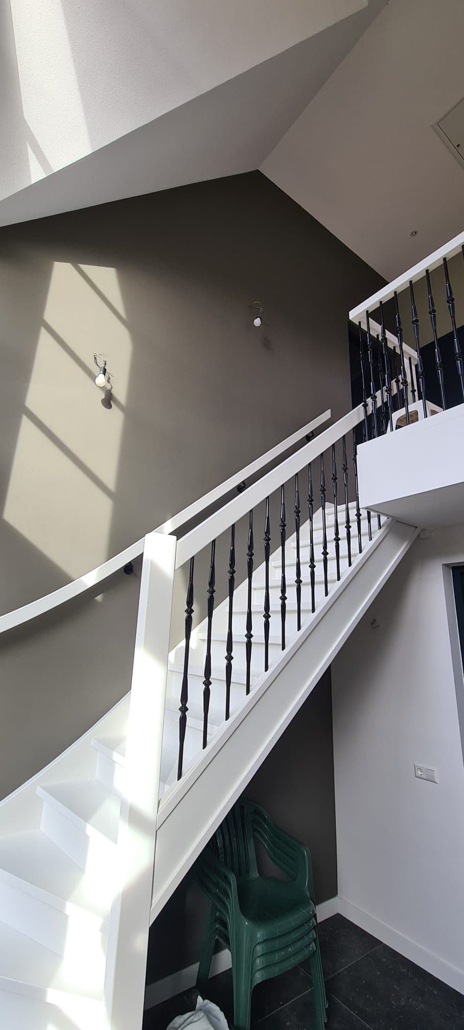 Trappen lakken: strakke afwerking door specialisten
