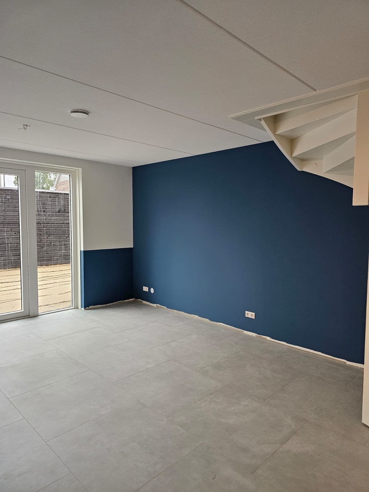 Witte gladde muur in nieuwbouwwoning toont dé perfecte oplossi – Dé perfecte oplossing voor gladde muren in nieuwbouwwoningen