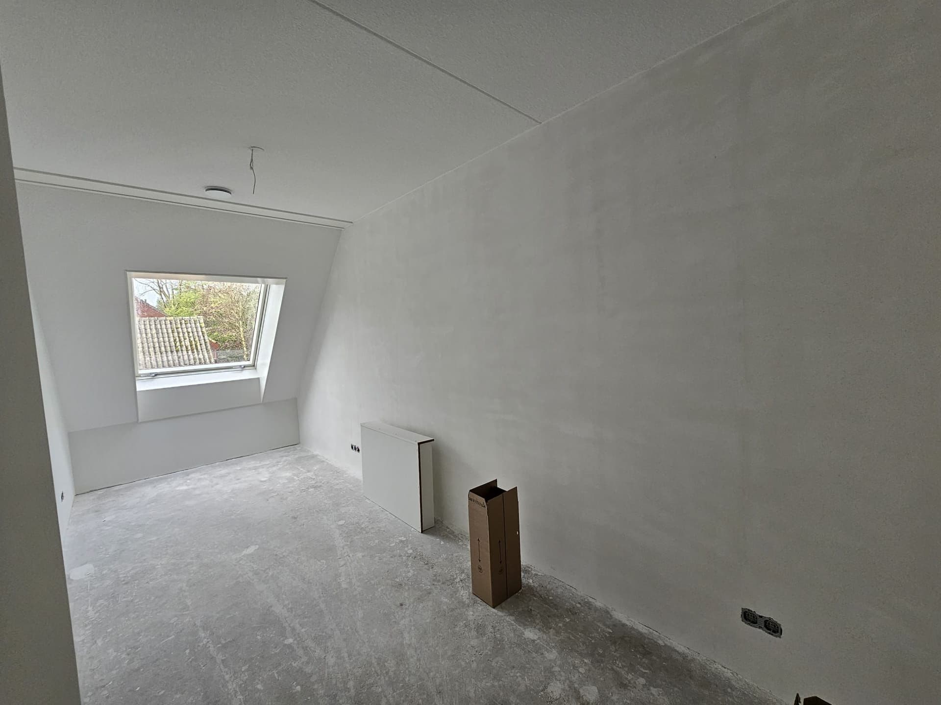 Lege slaapkamer in nieuwbouw, volledig behangklaar en voorbereid voor wandafwerking.
