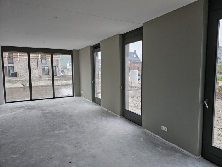 Zwarte Wand in Nieuwbouwwoning Afgewerkt met Renovlies Behang in Haarlem