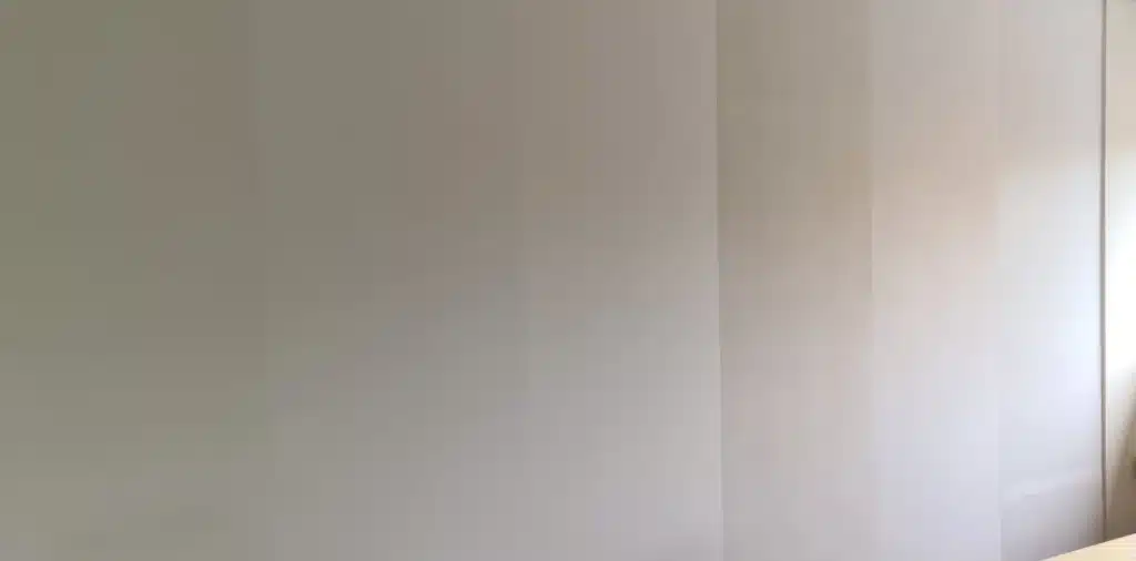 Opbouw van een gladde muur met renovlies behang voor een strakke afwerking.