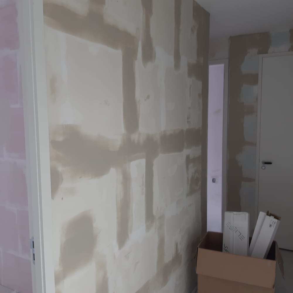 Kale muur bij de oplevering van een nieuwbouwproject.